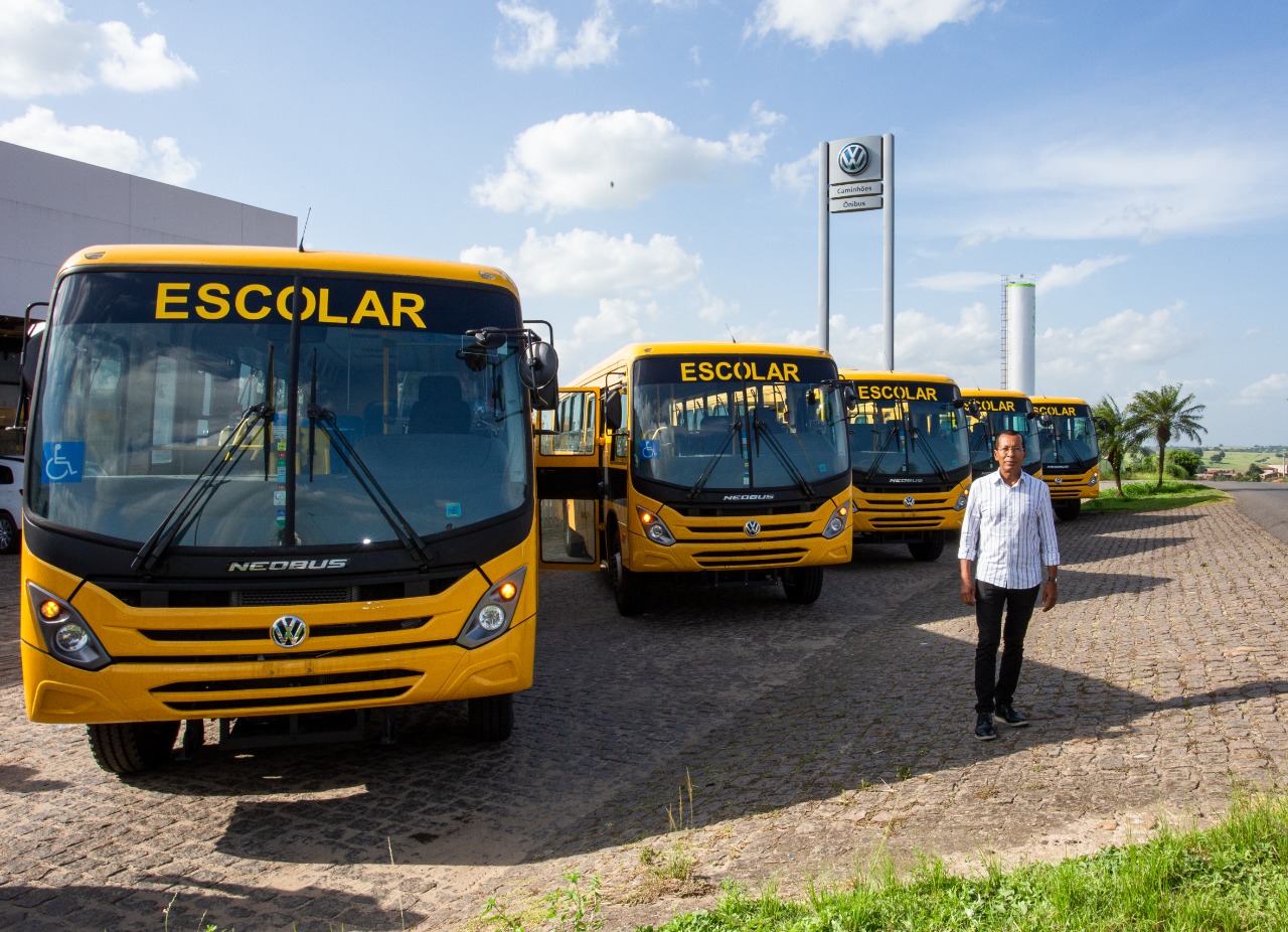 Prefeitura de Santo Antônio de Jesus adquiriu cinco novos ônibus para integrar a frota de transporte escolar