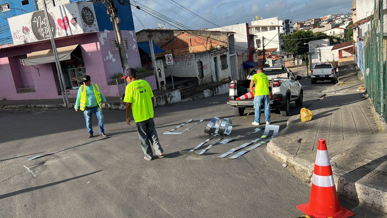 SAJ: Prefeitura instalou placa de trânsito, de conversão livre para a direita, na rua Tiradentes