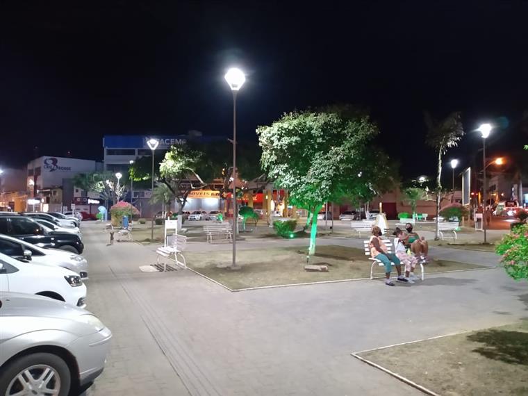 Praça Renato Machado ganha iluminação nova e vai gerar economia de 79% em consumo de energia
