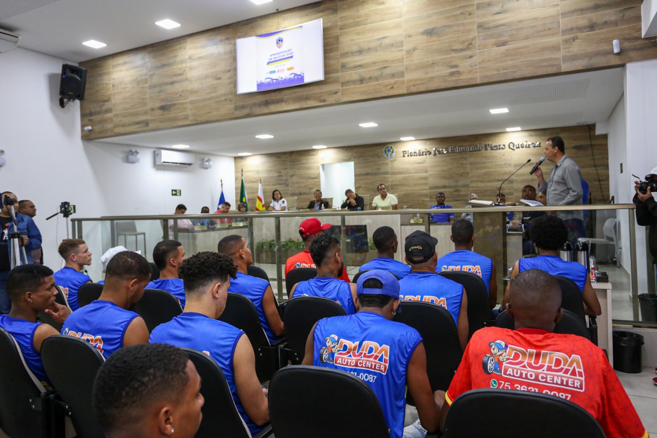 Prefeitura, em parceria com a Câmara de Vereadores, e a Liga Desportiva de Santo Antônio de Jesus, realizou apresentação dos jogadores da seleção municipal