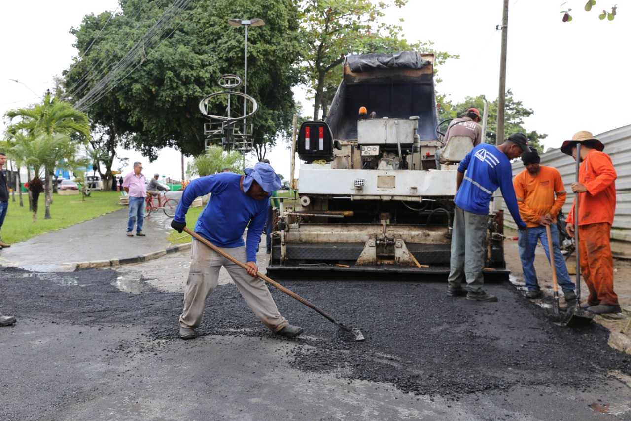 Prefeitura de Santo Antônio de Jesus deu início, nesta sexta-feira (08), ao asfaltamento da rua Idelfonso Guedes