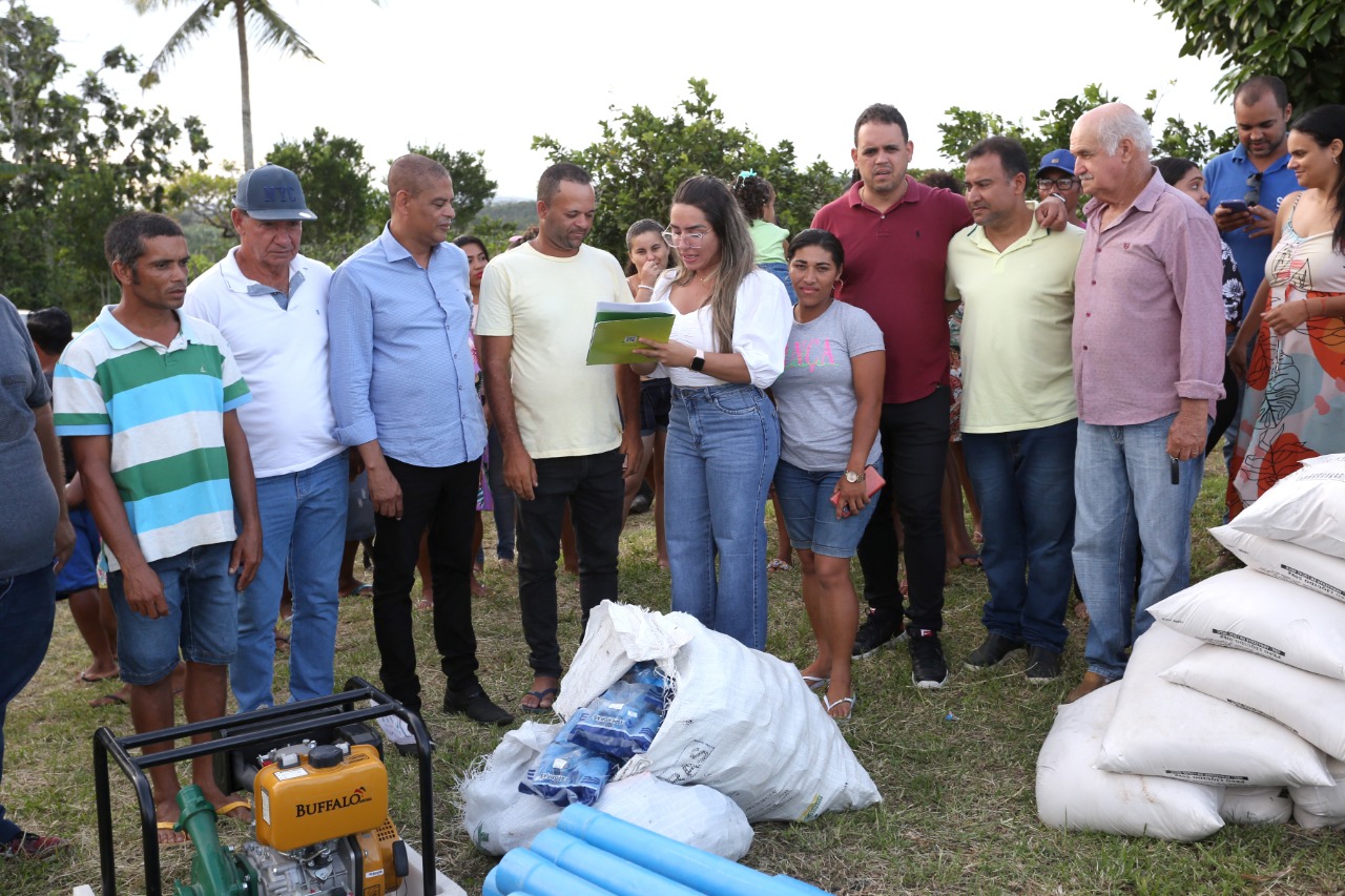 Prefeitura realizou entrega de um Kit Produtivo de Mandiocultura para famílias da comunidade Terra Seca