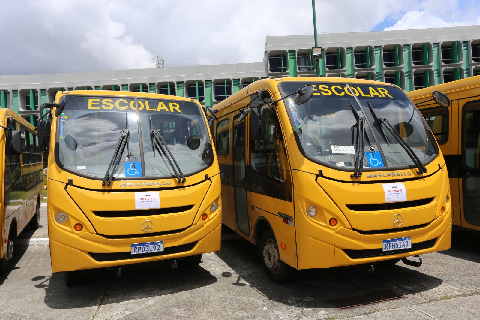 Prefeitura de Santo Antônio de Jesus, através da Secretaria de Educação (SME), recebeu mais dois ônibus escolares